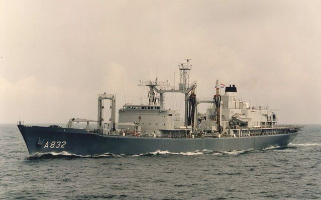 Het bevoorradingsschip Hr. Ms. Zuiderkruis. Het schip, gebouwd bij de Rijn-Schelde-Verolme-werf in Rozenburg, werd op 26 juni 1975 overgedragen aan de Koninklijke Marine. Foto ANP (1975)