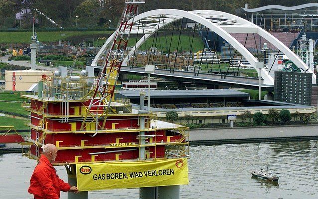 Protest tegen Gaswinning in de Waddenzee in Madurodam. Foto ANP