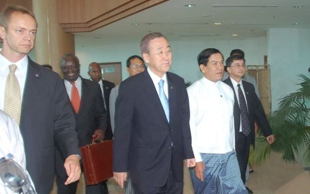 YANGON - VN-secretaris-generaal Ban Ki-moon (midden) arriveert op de Birmese luchthaven Yangon International Airport. Foto EPA