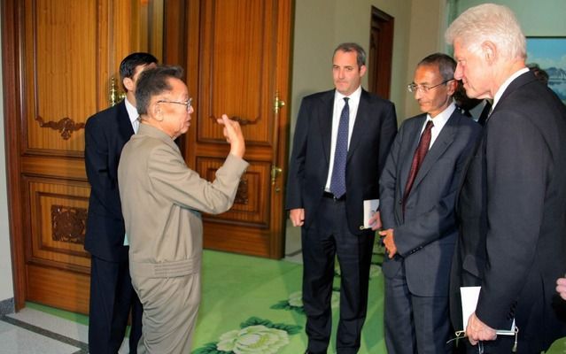 Clinton pleitte dinsdag tijdens een diner in Pyongyang met succes voor de vrijlating van twee veroordeelde Amerikaanse journalistes. De Noord–Koreaanse dictator Kim Jong–il verleende de twee gratie en gelastte hun vrijlating. Foto EPA