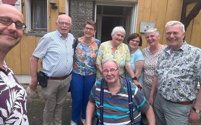 Hans (2e van links) en Jacob (rechts) Wegen uit Veenendaal gingen dit jaar in Bolleroda bij Eisenach op bezoek bij achterkleinkinderen van de Duitse hospita die hun vader en hun oom tijdens de oorlog opving. beeld fam. Wegen