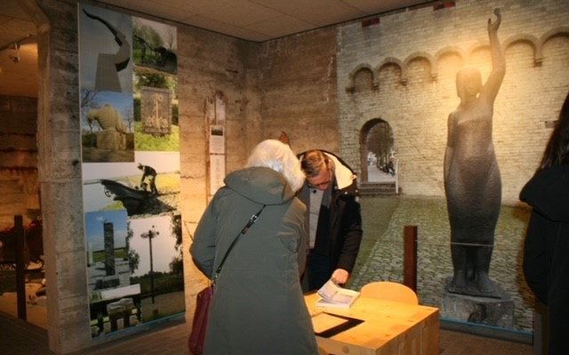 Bezoekers in het Watersnoodmuseum in Ouwerkerk. beeld Watersnoodmuseum