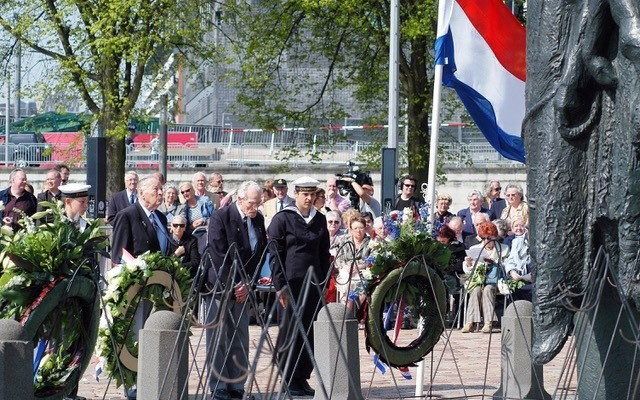 Herdenking bij De Boeg in Rotterdam in 2010, toen nog in aanwezigheid van koopvaardijveteranen. beeld fam. Nijgh