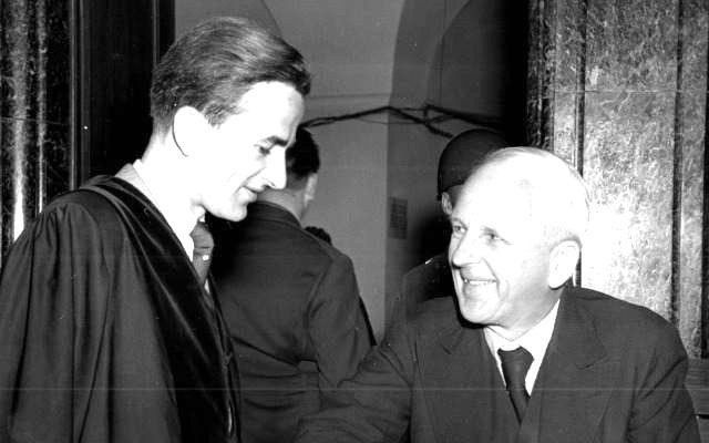 Foto met daarop Ernst von Weizsäcker (r.) en zijn zoon Richard in toga tijdens het Wilhelmstrasseproces in 1949. beeld Wikipedia