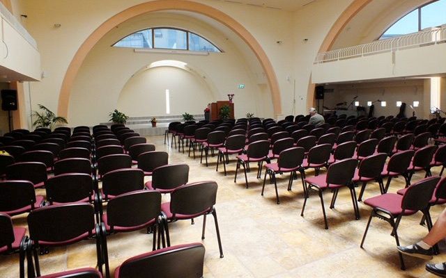 „De kerk in Israël is na ongeveer 2000 jaar op unieke wijze door de genade van God en overeenkomstig Zijn voorbestemde plan hersteld; zij bloeit weer.” Foto: het interieur van het kerkgebouw van de gemeente Grace and Truth in Kanot (Israël). beeld RD