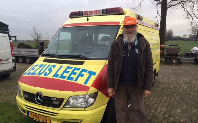 De partij Jezus Leeft toert de laatste maanden rond in een op een ambulance lijkende bus. Van Ooijen zegt het aan de stok te hebben gehad met de autoriteiten over het uiterlijk van de bus. beeld Van Ooijen