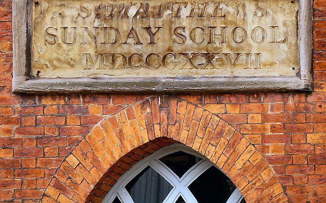 Tekst op een historisch zondagsschoolgebouw in Engeland. beeld David Dixon/geograph.org.uk