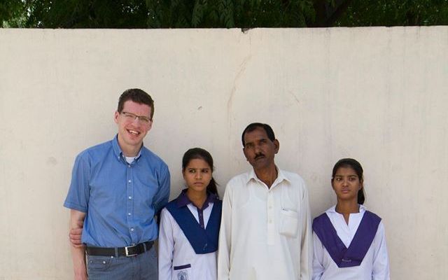 Jan Dirk van Nifterik op bezoek bij de man van Asia Bibi en hun dochters. beeld Jan Dirk van Nifterik