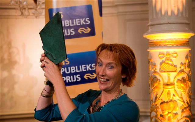 Simone van der Vlugt wint NS Publieksprijs 2010 foto ANP