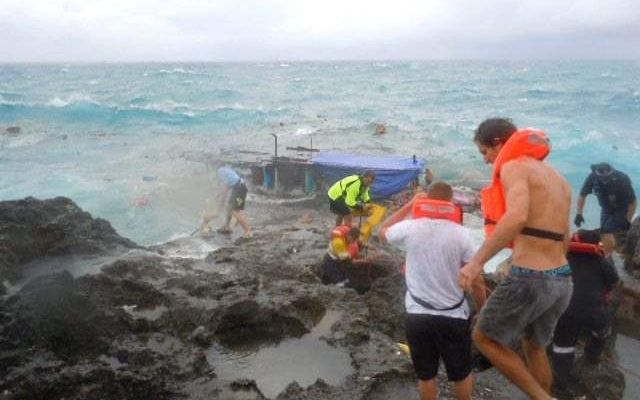 Reddingswerkers bij de kust van Christmas Island, Australië. Foto EPA.