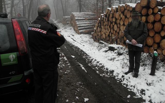 Willem van Ark (r.), opzichter van Staatsbosbeheer en Willem Wolfswinkel van brandweer Hoenderloo. Foto RD