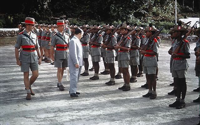 Staatssecretaris P. J. S. de Jong tijdens een inspectie van het Papoea Vrijwilligers Korps in april 1962. Foto uit besproken boek.