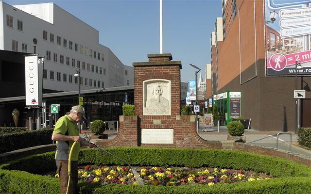 Een man geeft de primula's voor het gedenkteken aan Ernst Casimir van Nassau water. Foto RD