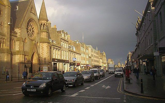 ABERDEEN - De Gilcomston South Church (links) in Aberdeen overweegt zich los te maken van de Church of Scotland om het kerkelijk beleid in benoemingen van openlijk homoseksuele predikanten. Foto Wikimedia Commons