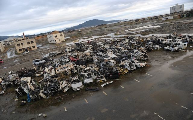 Door de tsunami vernielde auto’s zijn op een centrale plek in Rikuzentakata verzameld. Foto Kjeld Duits