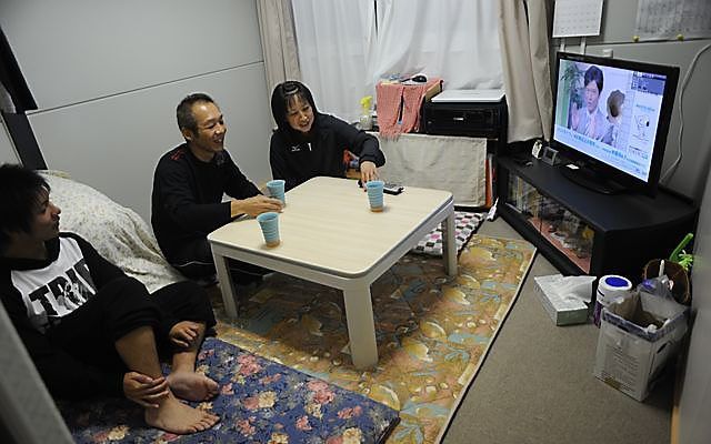 Toshiki Terasaka, zijn vrouw Miki en hun zoon wonen tijdelijk in een piepkleine woon- annex slaapkamer. Foto Kjeld Duits