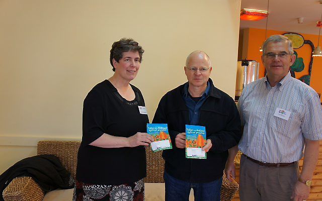 Naom Shalit  (midden) ontvangt tulpenbollen van Christenen voor Israël Foto CvI.