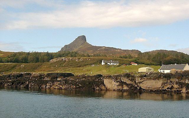 Het eiland Eigg. Foto L. J. Cunningham, Wikimedia