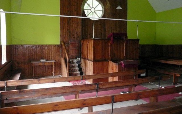 Interieur van de Free Church of Scotland te Arnisdale. Foto John S Ross, Wikimedia