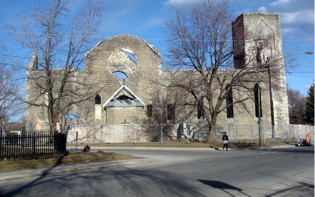 De St. Paul's in Aylmer, in Canada is op de toren na met de grond gelijk gemaakt. Op de fundamenten wordt een nieuwe kerk gebouwd. Foto RaynaultM, Wikimedia