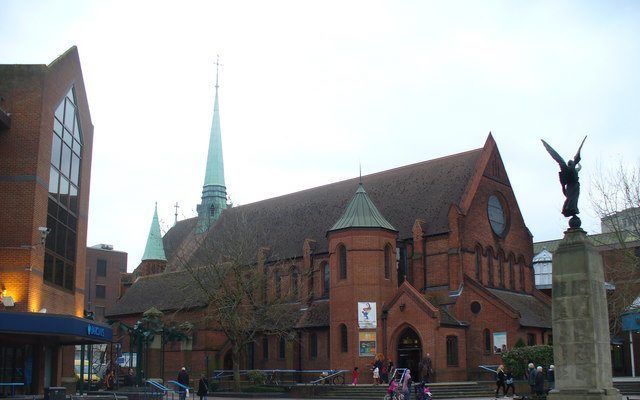 In het centrum van Woking staat Christ Church. Kerkgangers van deze en andere kerken moeten parkeergeld betalen op zondagmorgen, vindt National Secular Society. Beeld Colin Smith, Wikimedia