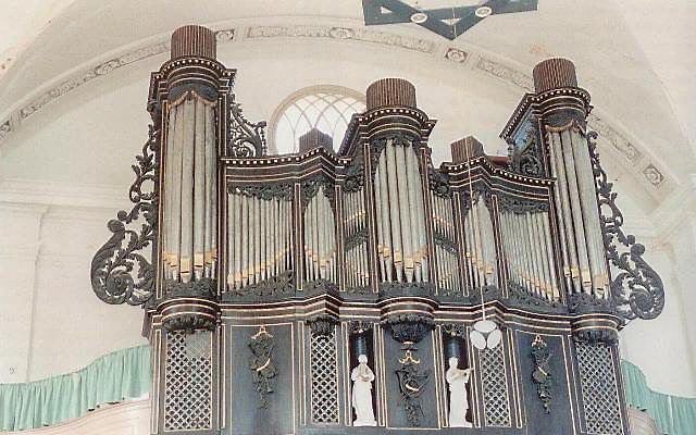 Het orgel voor Soest, zoals het tussen 1857 en 1996 in de doopsgezinde kerk in Harlingen stond. Beeld uit “Vijf eeuwen Friese Orgelbouw” van Jan Jongepier