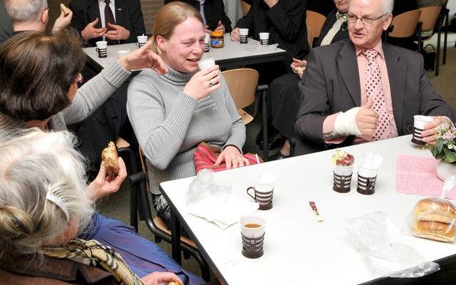 WERKENDAM – Pauze tijdens de ontmoetingsdag van stichting Bewaar het Pand in Werkendam. Foto Hans Roest