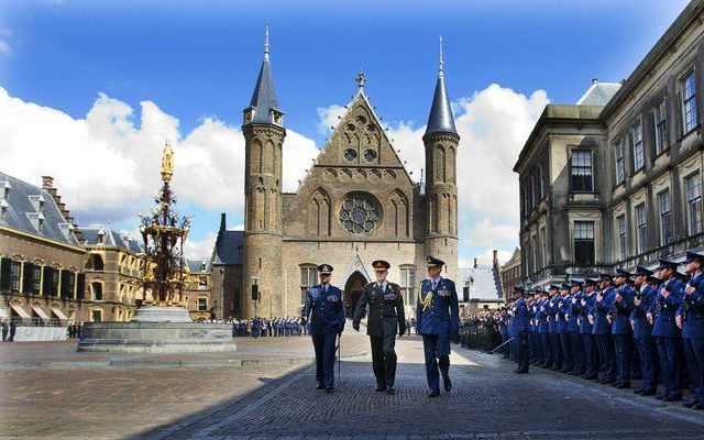 Minister van Defensie Van Middelkoop heeft donderdag in Den Haag het bevel van de krijgsmacht aan generaal Peter van Uhm overgedragen. Foto's ANP