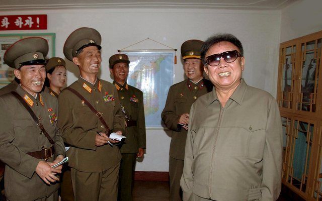 PYONGYANG – Het communistische Noord-Korea heeft ontkend dat leider Kim Jong-il ziek is. De nummer twee van het land, Kim Yong-nam, sprak tegen dat er problemen zijn. Foto EPA