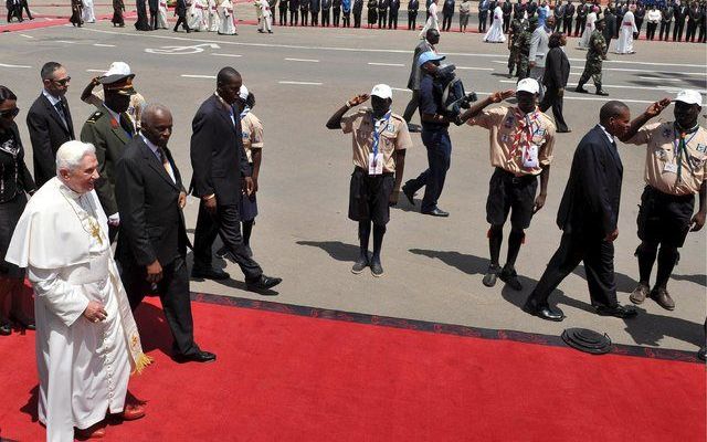 De paus komt aan op Luanda International airport in Angola. De paus is tot zondag in Angola. Foto EPA