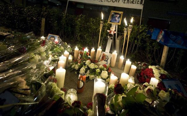 Kaarsen en bloemen bij de woning van de omgekomen Robby van der Leeden. Foto ANP