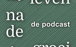 Titelafbeelding van de podcast. De tekst staat tegen een groengestreepte achtergond.