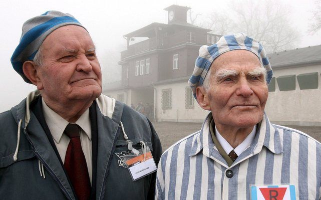 DUITSLAND - Voormalig concentratiekampgevangenen Wiktor Karpus (R) en Witalii Kachanowskyi (L) aanwezig bij de 63ste herdenking van de bevrijding van voormalig concentratiekamp Buchenwald. Foto EPA