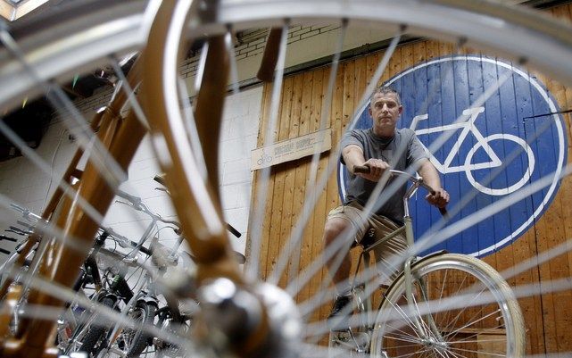 UTRECHT – Fietsenmaker Joep Salden bij de Joep, een van zijn zelf ontworpen fietsen. Volgens de bedenker zijn ze onverwoestbaar en rijden ze echt lekker. Foto ANP