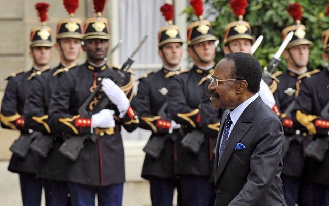 PARIJS – In juli 2008 bracht president Bongo van Gabon een bezoek aan de Franse president Sarkozy in Parijs. Foto EPA