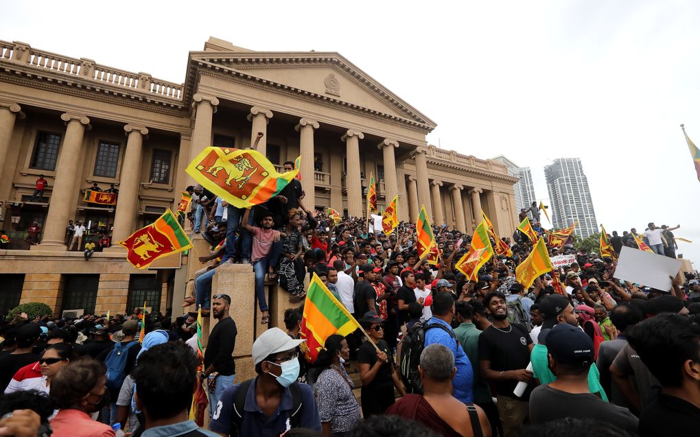 Duizenden betogers doorbraken de barricades van de politie en bestormden de ambtswoning van de president tijdens het antiregeringsprotest in Colombo, Sri Lanka. beeld EPA, Chamila Karunarathne