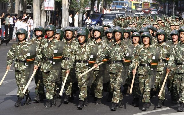 Al-Qaida heeft gedreigd Chinese doelen aan te vallen uit wraak voor de omgekomen islamitische Oegoeren in het westen van het land. Chinese agenten op patrouille in Urumqi. Foto EPA