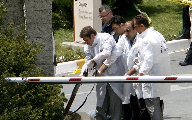 Vier gewapende mannen hebben woensdag in de Turkse stad Istanbul het Amerikaanse consulaat aangevallen. Drie agenten en drie aanvallers kwam om in het vuurgevecht, meldde de provinciale gouverneur Muammer Guler. Foto EPA