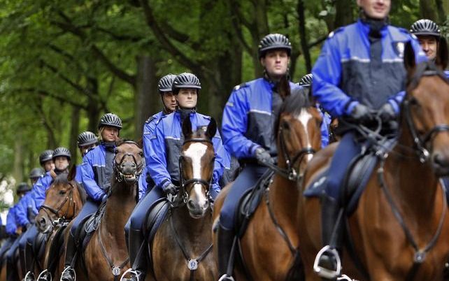 DEN HAAG - Voor het eerst in de geschiedenis oefent het Bereden Ere-Escorte van de Koninklijke Marechaussee op zaterdag op het Lange Voorhout in Den Haag. Dit ter voorbereiding op Prinsjesdag. Het escorte, dat op de derde dinsdag in september koningin Bea