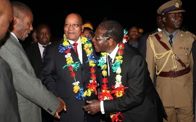 Zuma dineert donderdagavond met zijn Zimbabwaanse ambtsgenoot Robert Mugabe en premier Morgan Tsvangirai. Vrijdag houdt het staatshoofd van Zuid–Afrika een toespraak in de hoofdstad Harare. Foto EPA