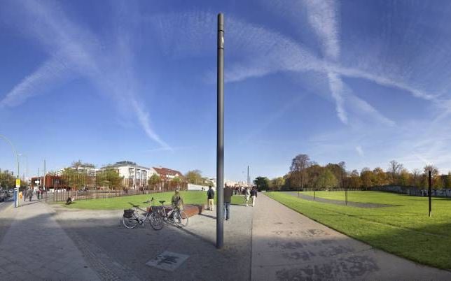 De West-Berlijnse ingang van metrostation Nordbahnhof lag in het verlengde van de Berlijnse Muur langs de Bernauer Strasse. Door de reconstructie die de laatste jaren van het grensgebied is gemaakt, is dat weer goed zichtbaar. Beeld Sjaak Verboom