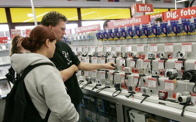 De meeste consumentenelektronica is geen lang leven beschoren. Lagere prijzen maken de apparatuur tot wegwerpartikel. Een klant in de Utrechtse MediaMarkt die op de vraag: „Kan ik u helpen” antwoordt dat hij liever even rondkijkt, krijgt het dringende adv