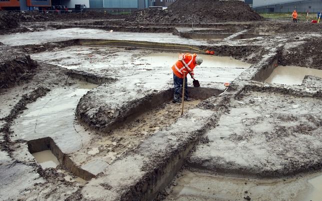 IJSSELSTEIN – Een archeoloog aan het werk in een van de vijf grafheuvels in IJsselstein die recent zijn blootgelegd. Foto ANP