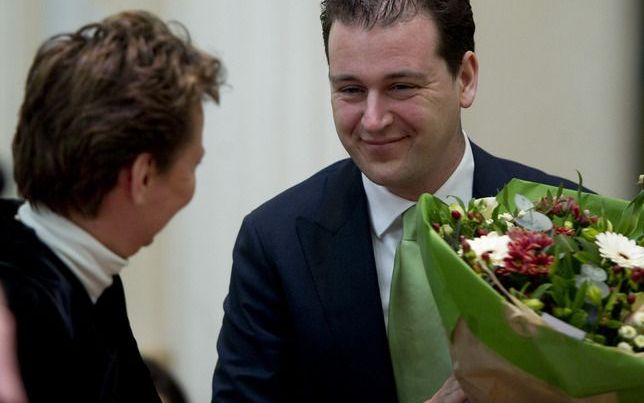 Post (L), waarnemend commissaris van de Koningin in de provincie Noord-Holland, beedigt vrijdagochtend om kwart over elf Asscher, de waarnemend burgemeester van Amsterdam. Foto ANP