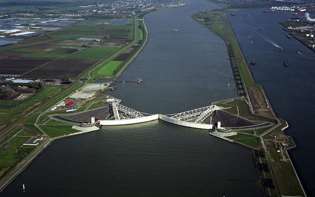 HOEK VAN HOLLAND – De Maeslantkering tijdens een sluiting in 2001. Foto Rijkswaterstaat