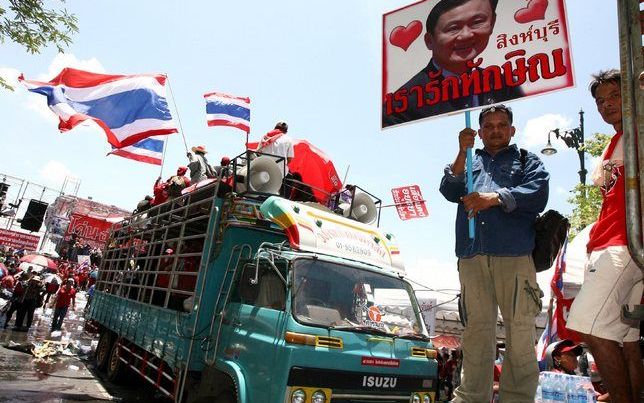 Aanhangers van oud-premier Thaksin Shinawatra demonstreerden dinsdag in Bangkok. Foto EPA