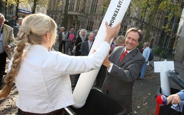 D66-leider Pechtold protesteert tegen clusterbommen. Foto ANP