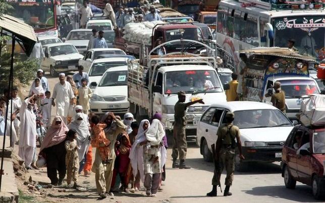 De eersten vluchtelingen keerden maandag weer terug naar de Pakistaanse Swatvallei. Foto EPA