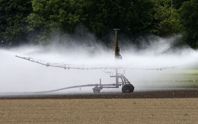 NAGELE - Sproeien van de landerijen in de Noordoostpolder. In Friesland, Groningen en delen van de Noordoostpolder en Noord–Holland is een groot neerslagtekort ontstaan. Foto ANP