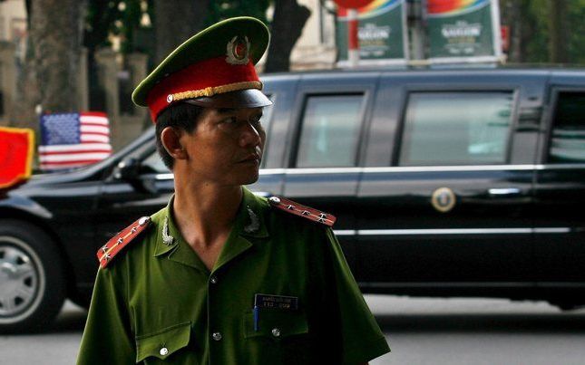 HANOI - President Bush onderweg naar een kerkdienst in Hanoi, 19 november 2006. Met zijn kerkbezoek in de communistische hoofdstad van Vietnam wilde Bush laten zien dat hij de vrijheid van godsdienst een warm hart toedraagt. Foto EPA